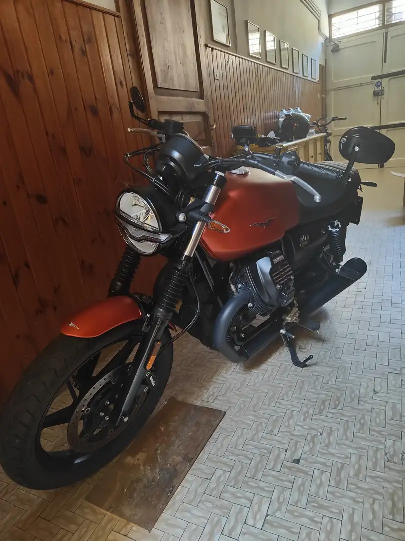 Moto Guzzi V 7 Portocaliu - 1