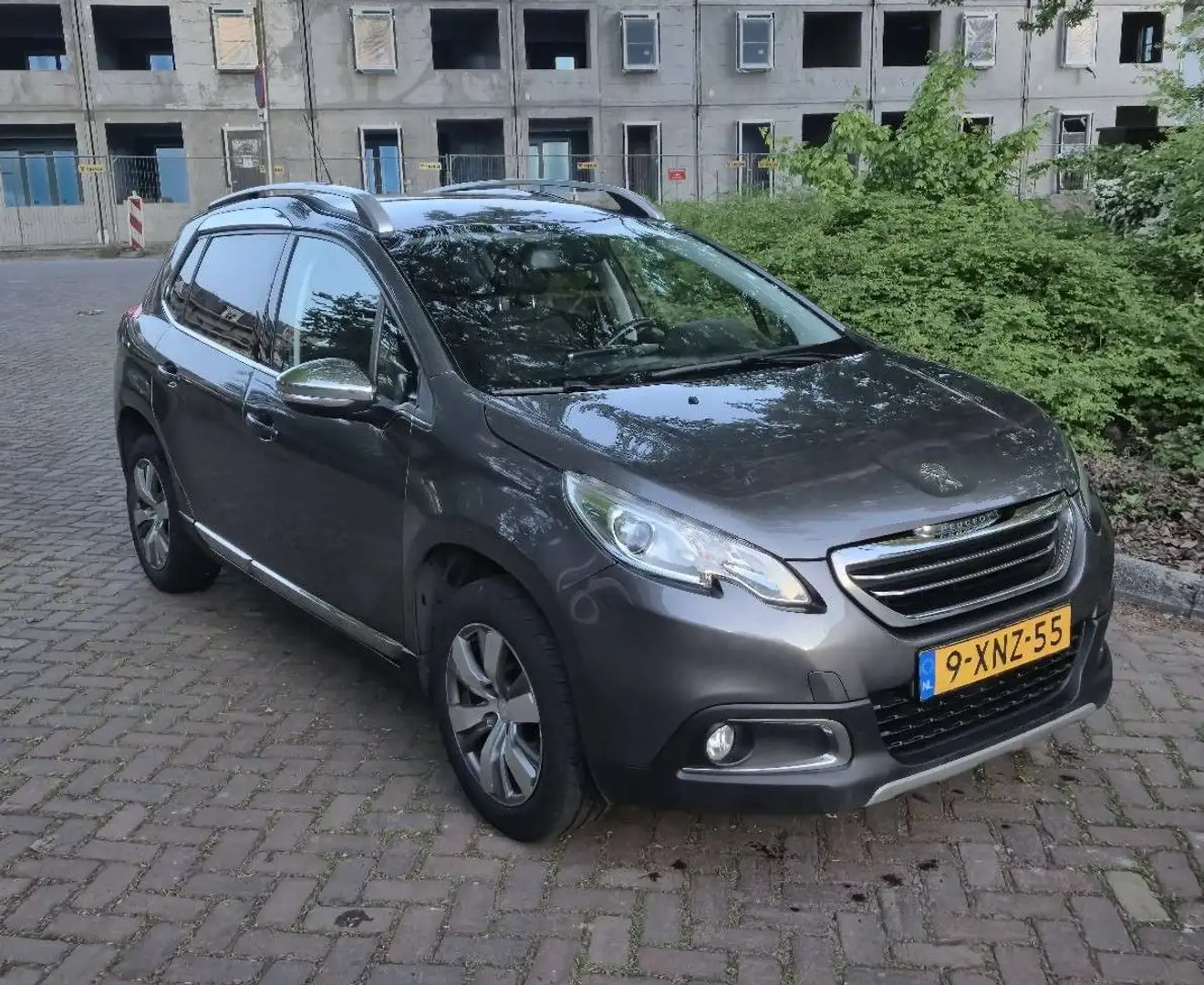 Peugeot 2008 PureTech 1.2 Crossway Grijs - 1