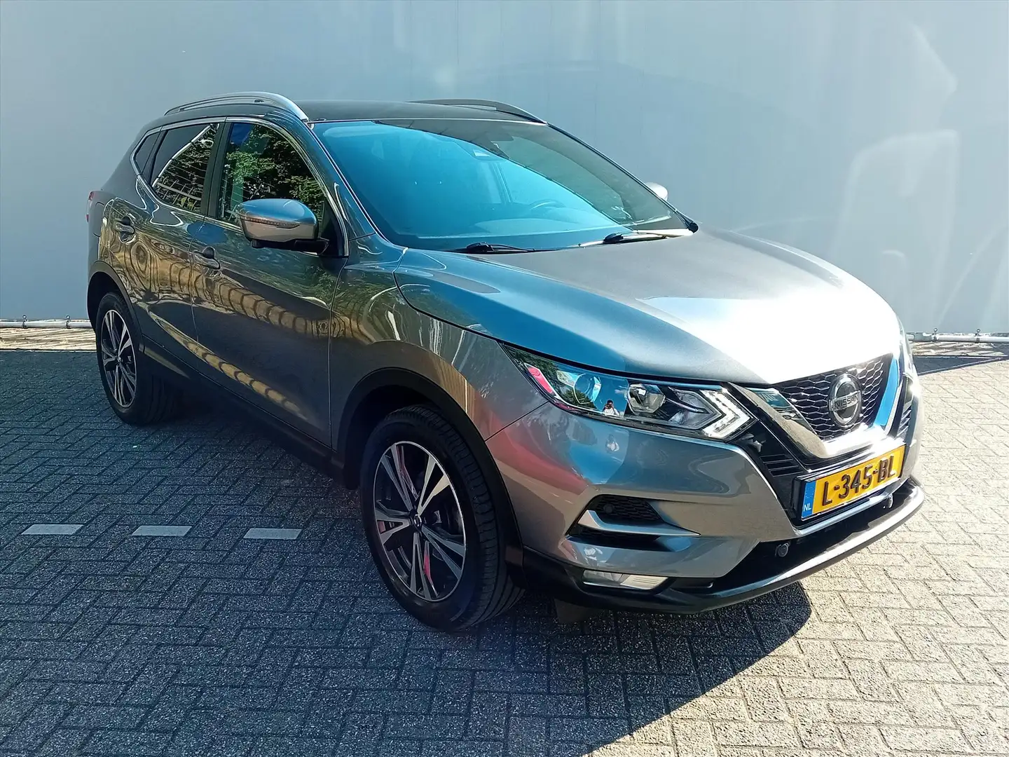 Nissan Qashqai 1.3 DIG-T 140pk Design Edition Grijs - 2