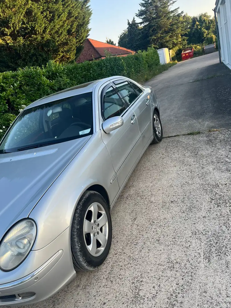 Mercedes-Benz E 270 CDI elegance Srebrny - 2