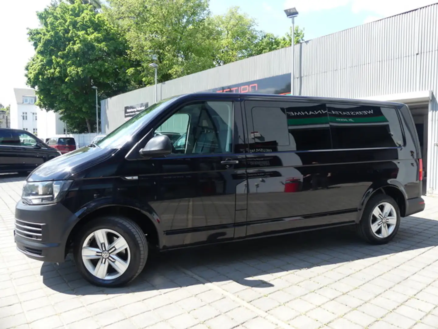 Volkswagen T6 Transporter Kombi Lang 9SITZER/PDC Negro - 2