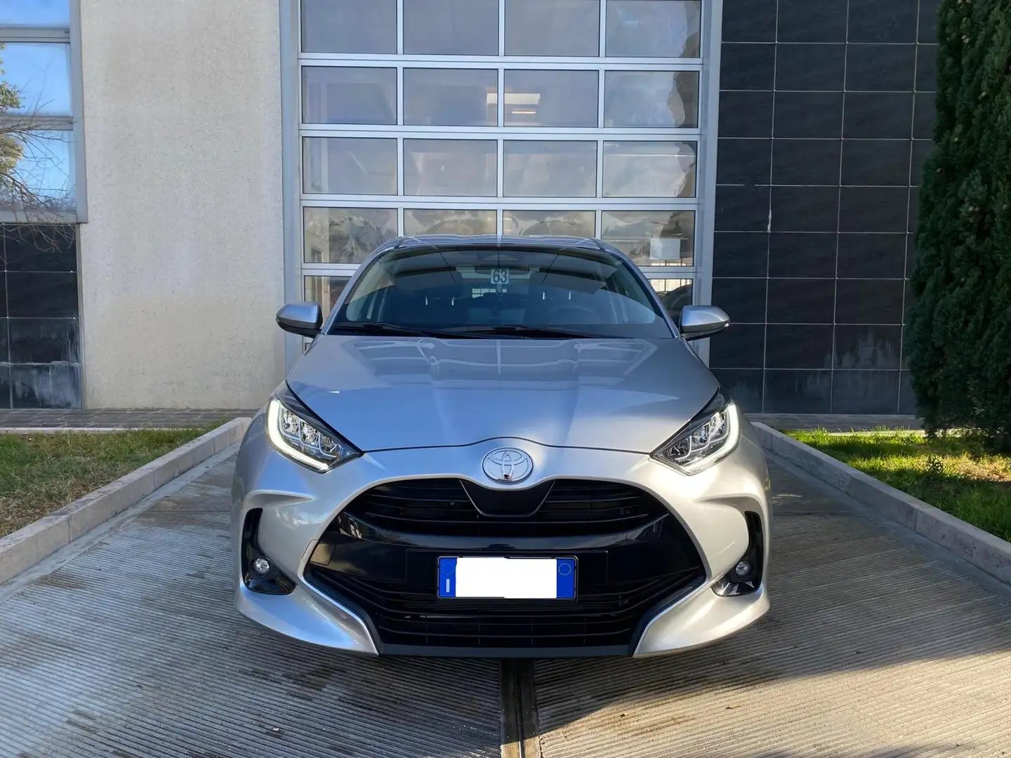 Toyota Yaris Yaris 1.5 Hybrid Trend HEV 5 p. Silber - 2