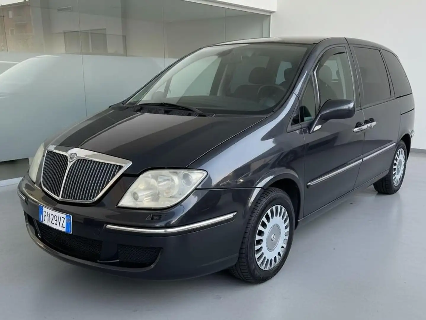 Lancia Phedra 2.0 16v Emblema automatica GPL Schwarz - 1