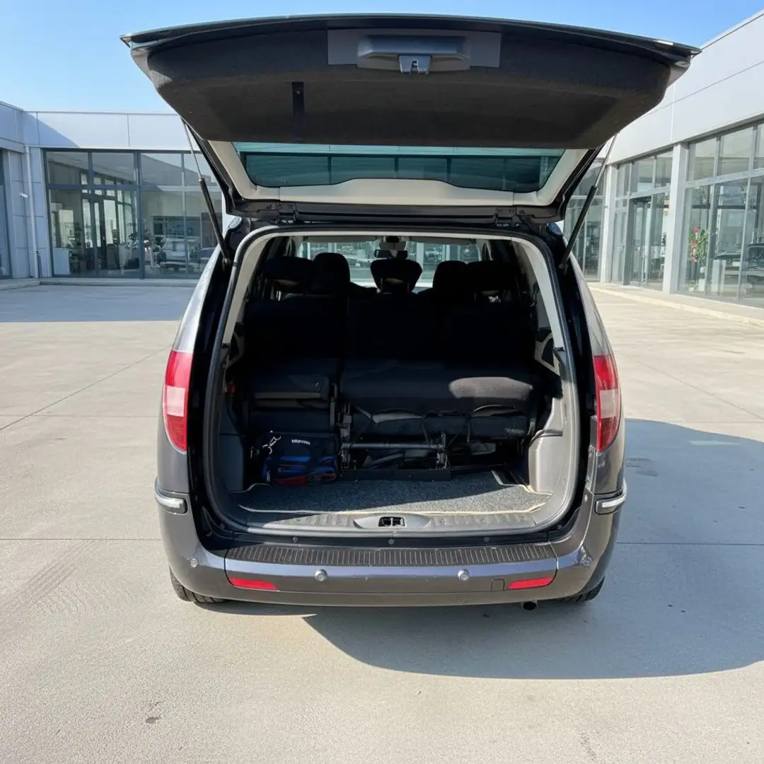 Lancia Phedra 2.0 16v Emblema automatica GPL Schwarz - 2