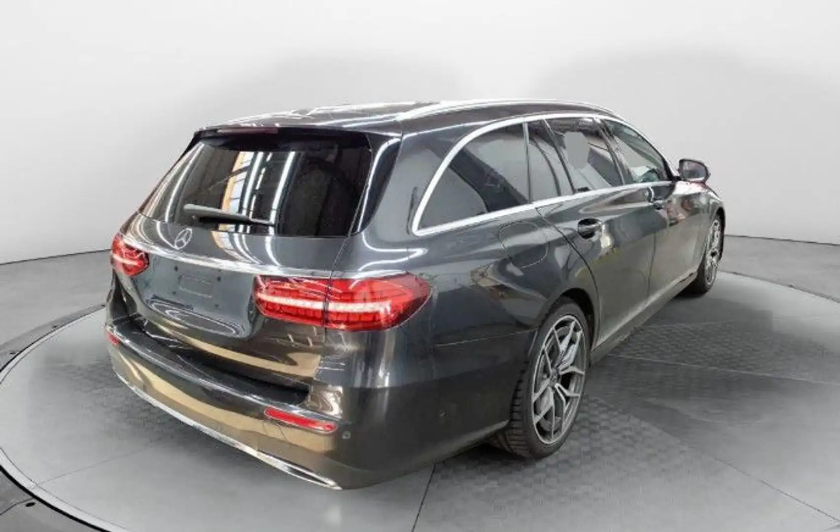 Mercedes-Benz E 220 d T AMG*LED*KAMERA*NAVI*VIRTUAL*19"AMG Grau - 2