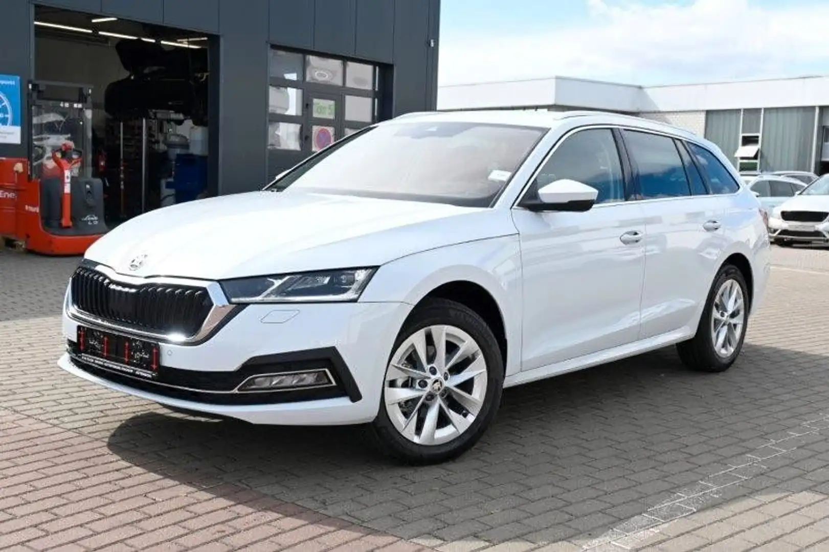 Skoda Octavia Combi 2.0 TDI DSG Selection Plus AHK*NAV Weiß - 1
