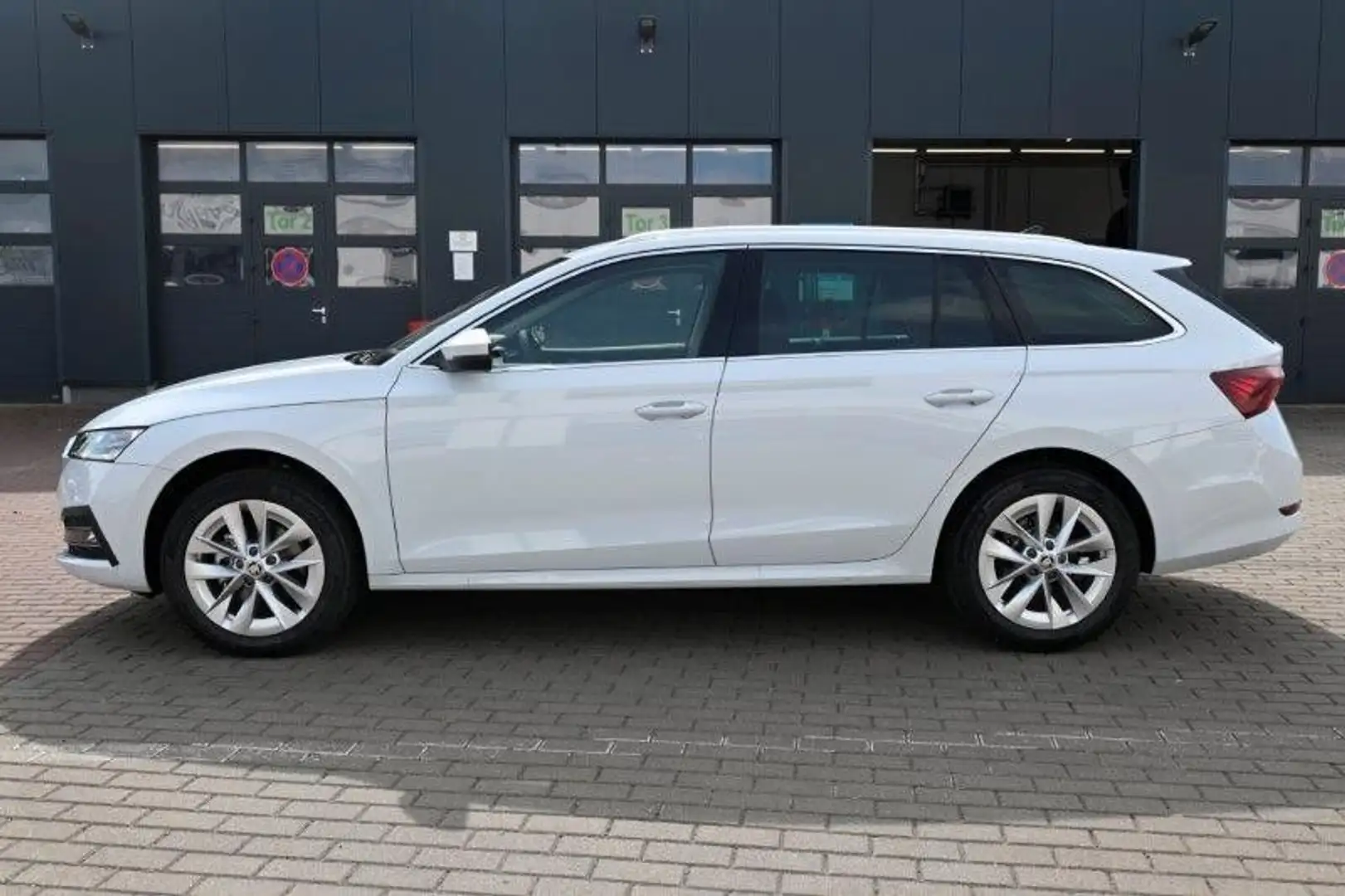 Skoda Octavia Combi 2.0 TDI DSG Selection Plus AHK*NAV Weiß - 2