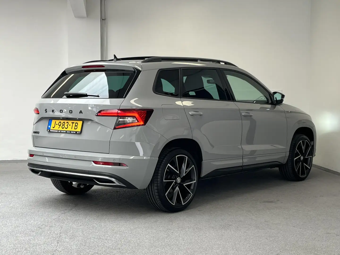 Skoda Karoq 1.5 TSI ACT Sportline | 1e-EIG. | PANO | CAMERA | Grijs - 2