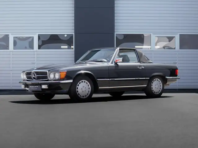 Mercedes-Benz SL 560 R107