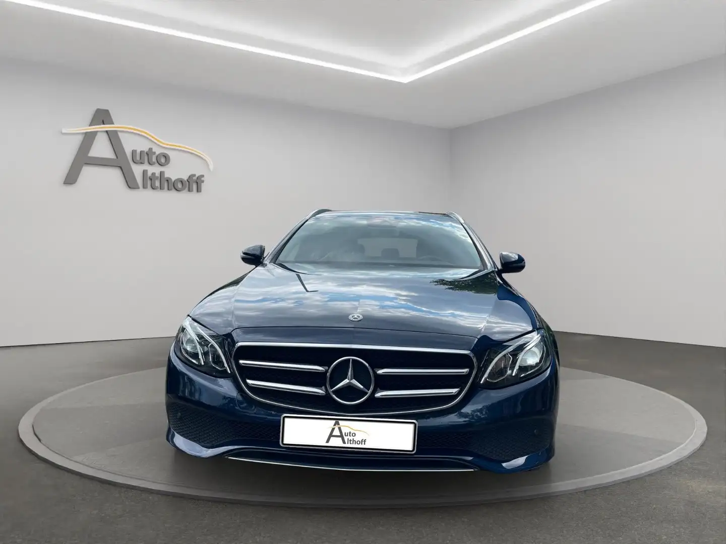 Mercedes-Benz E 220 d T-Modell Avantgarde AHK NAV SHZ KAM Синій - 2