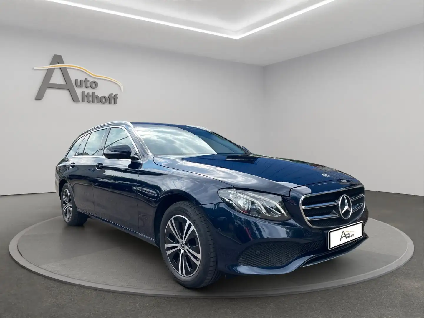 Mercedes-Benz E 220 d T-Modell Avantgarde AHK NAV SHZ KAM Синій - 1