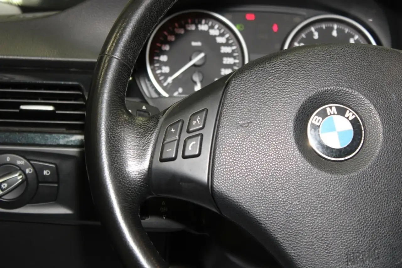 BMW 3 Series photo BMW 3 Series