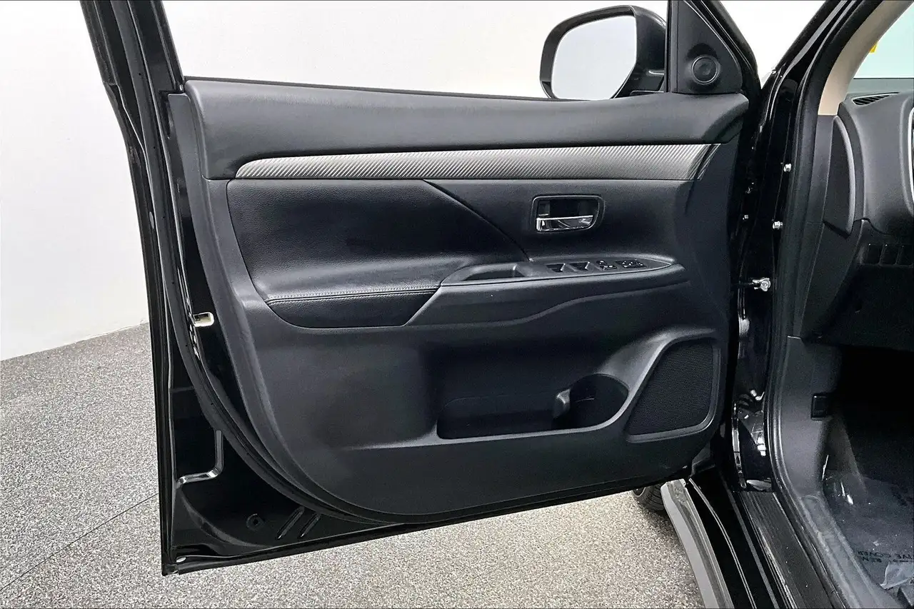 Mitsubishi Outlander photo Mitsubishi Outlander