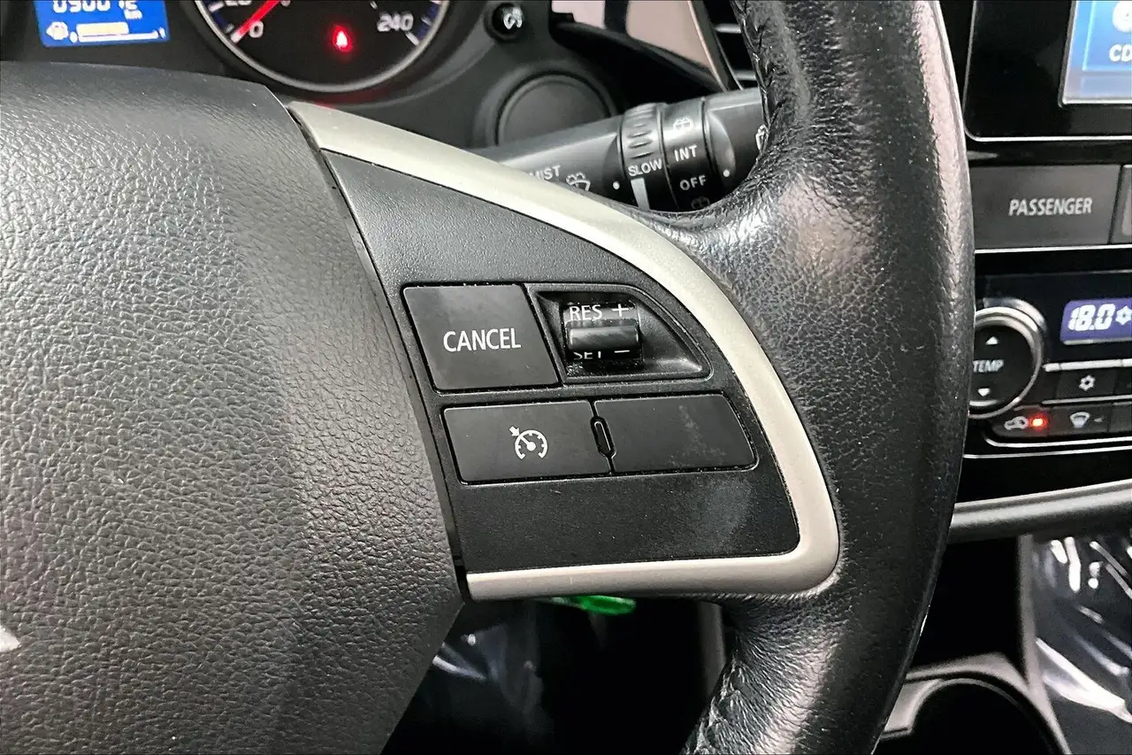 Mitsubishi Outlander photo Mitsubishi Outlander