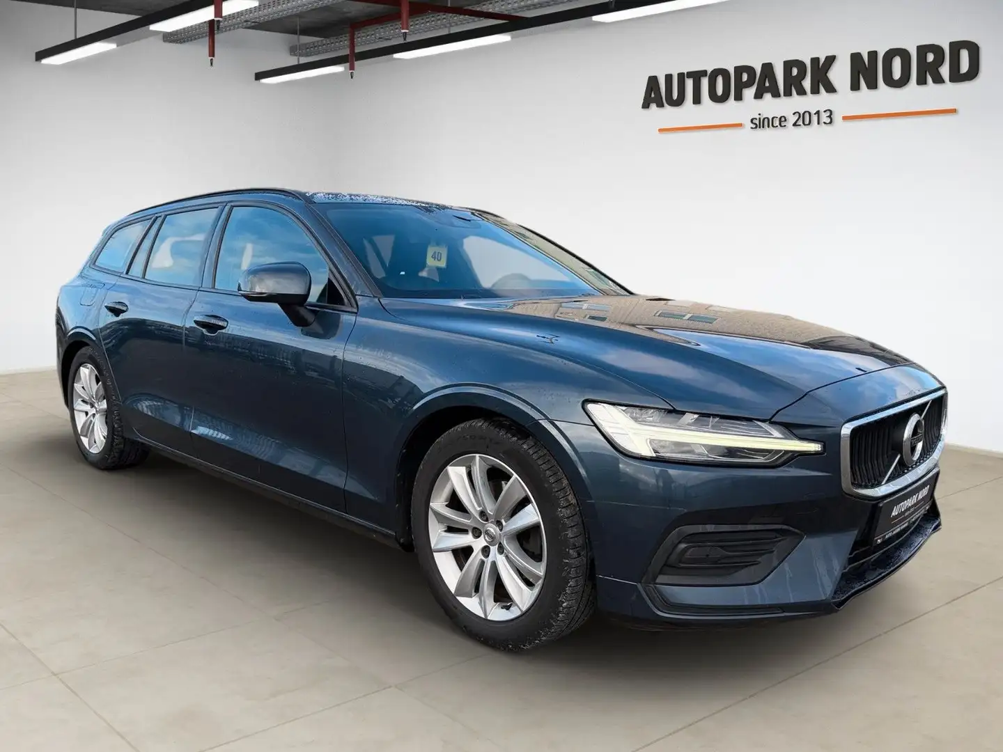 Volvo V60 Kombi Momentum/AHK/SHZ/TEMP/LED/NAVI Blau - 2