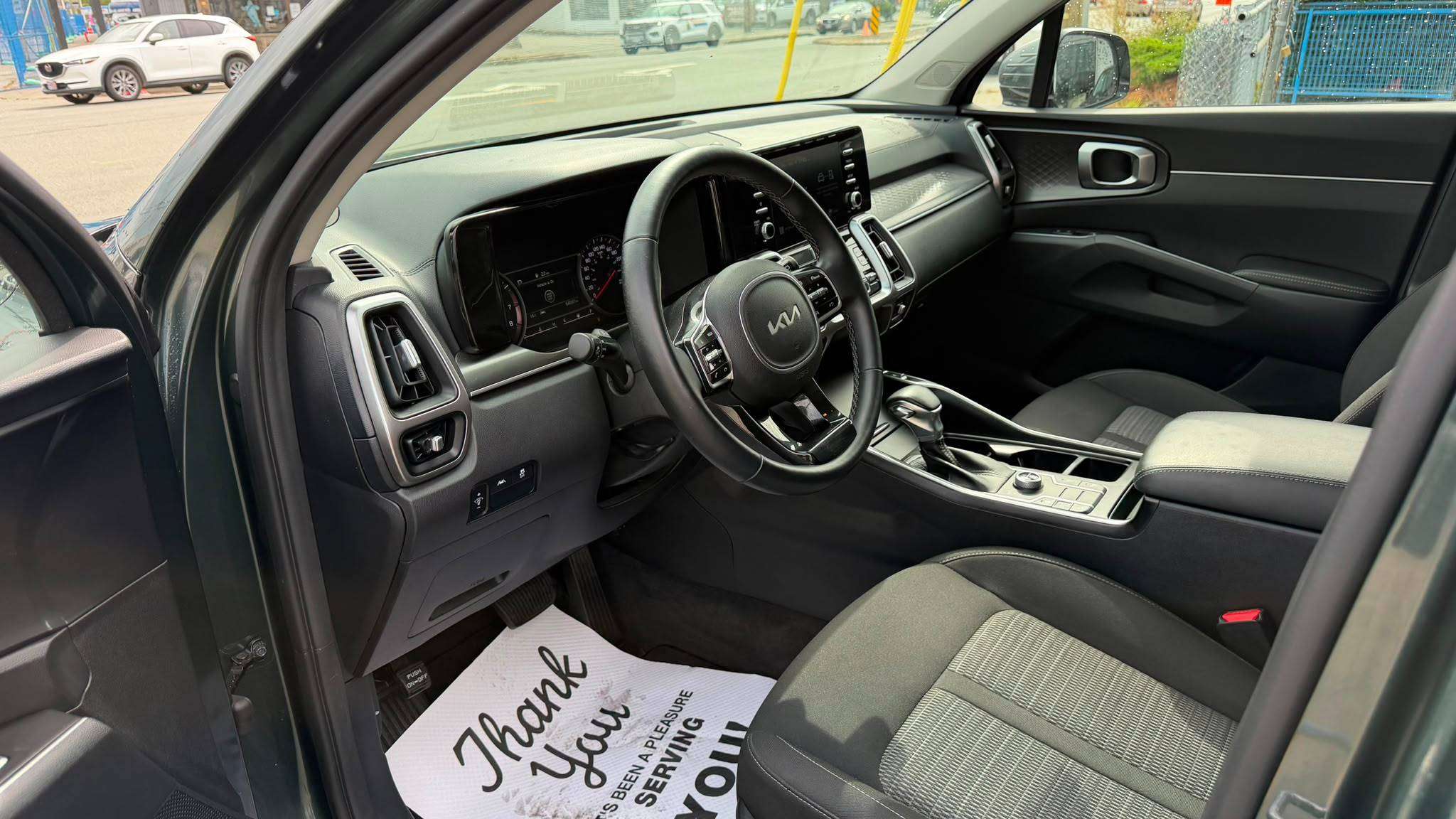 2022 Kia Sorento — view 8