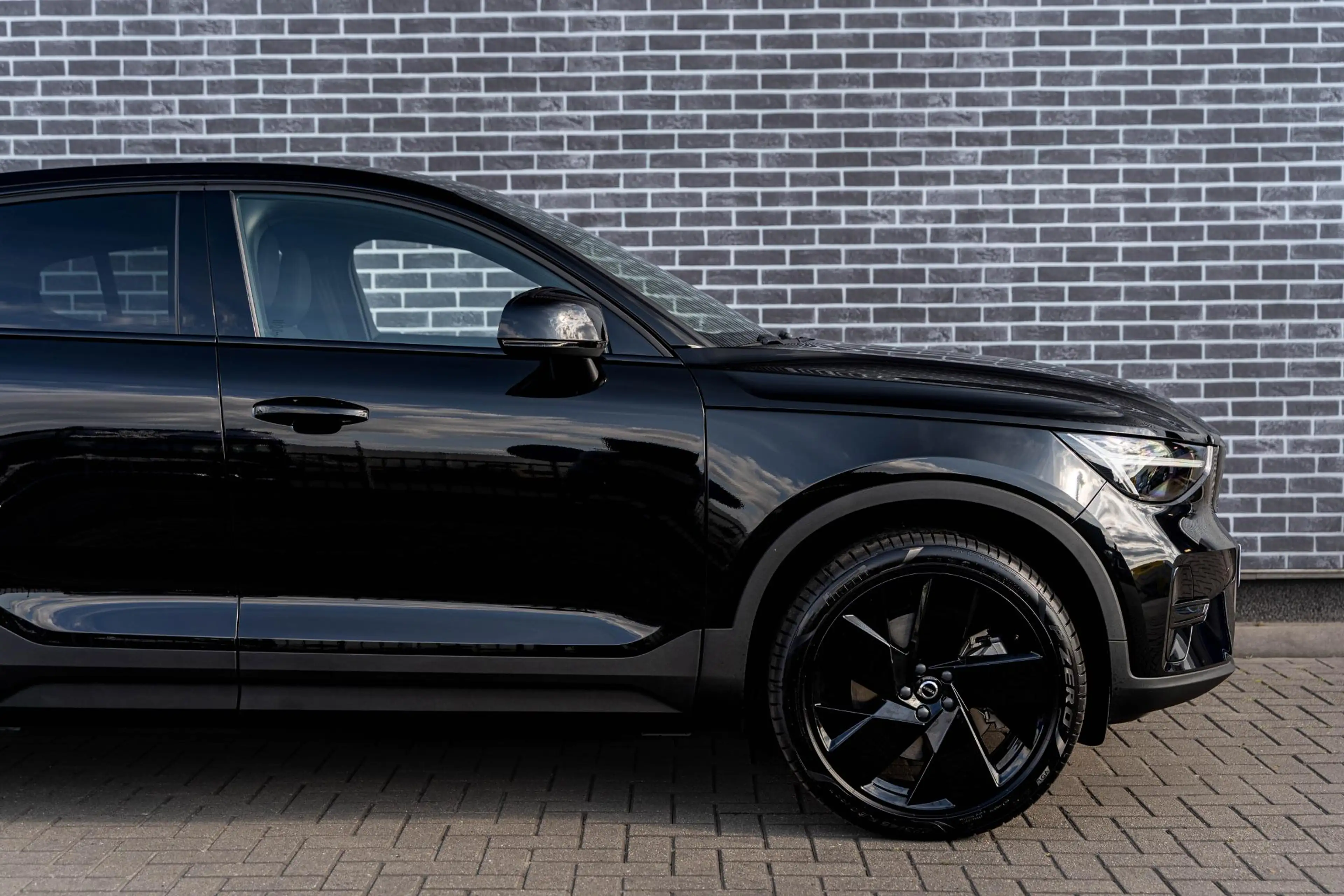 Volvo EC40 Single Motor Plus Black Edition Europa 70 kWh | Go — photo 9