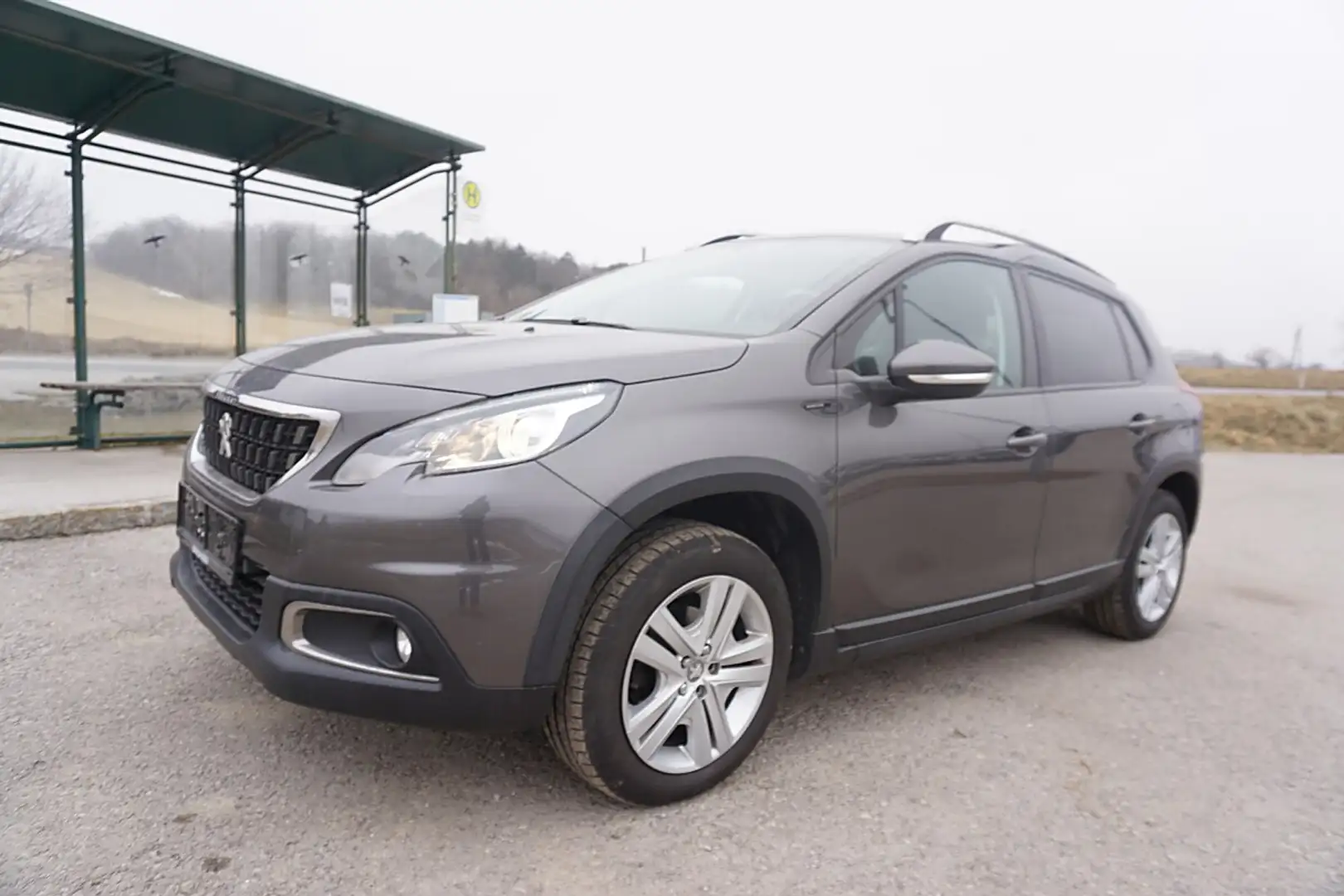 Peugeot 2008 1,2 PureTech 82 Signature S&S Grau - 2