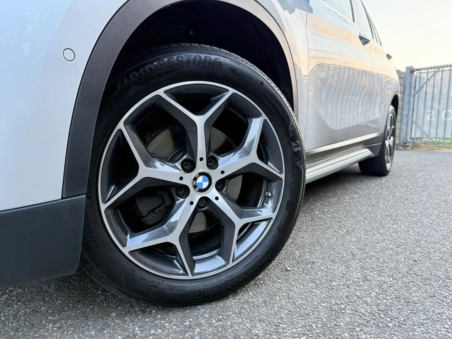BMW X1 sDrive18i High Executive dealer onderh. pano, lede Grau - 2