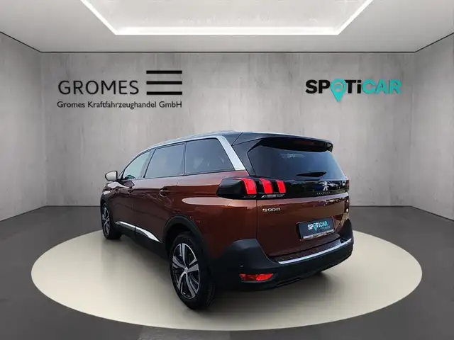 Peugeot 5008 view 5