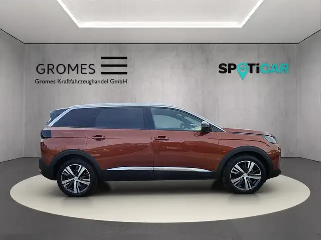 Peugeot 5008 view 2