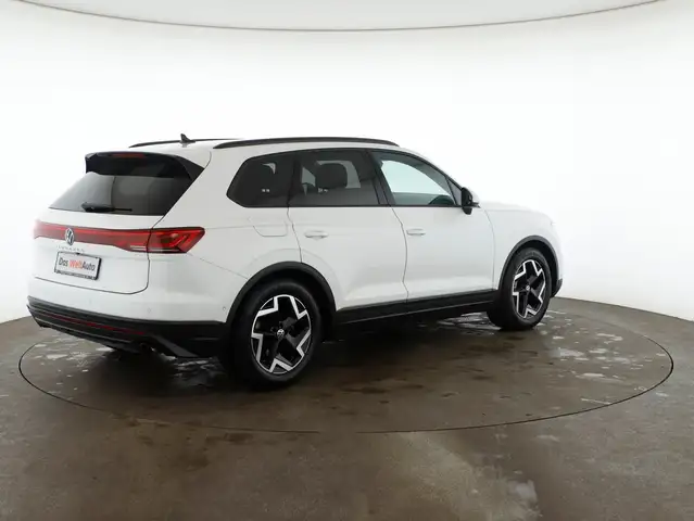Volkswagen Touareg view 4