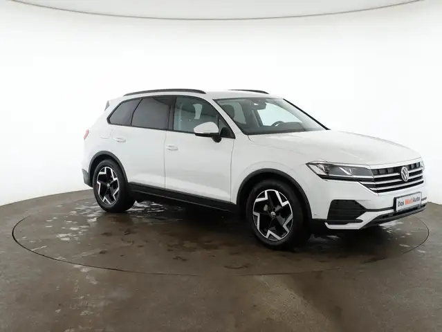 Volkswagen Touareg view 2