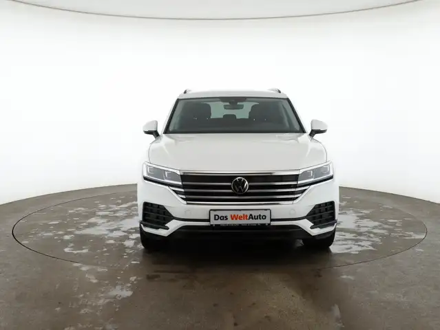 Volkswagen Touareg view 3