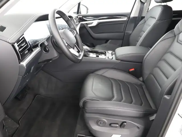 Volkswagen Touareg view 9