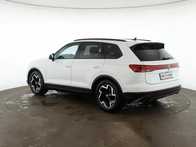 Volkswagen Touareg view 5