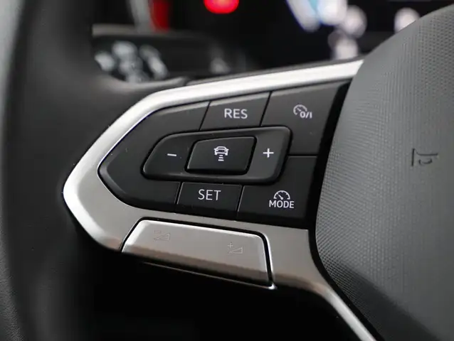 Volkswagen Touareg view 14