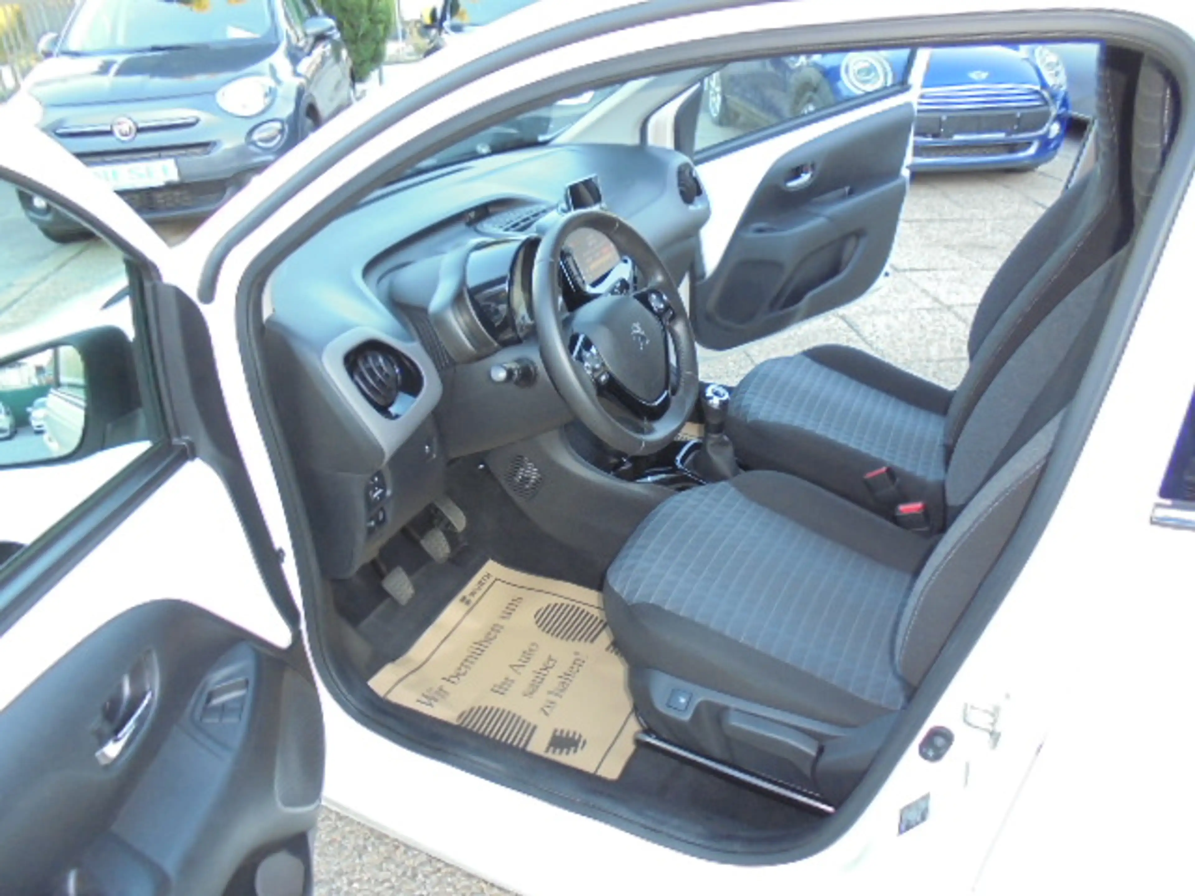Peugeot 108 108 1,0 VTi 72 Allure Allure — photo 9