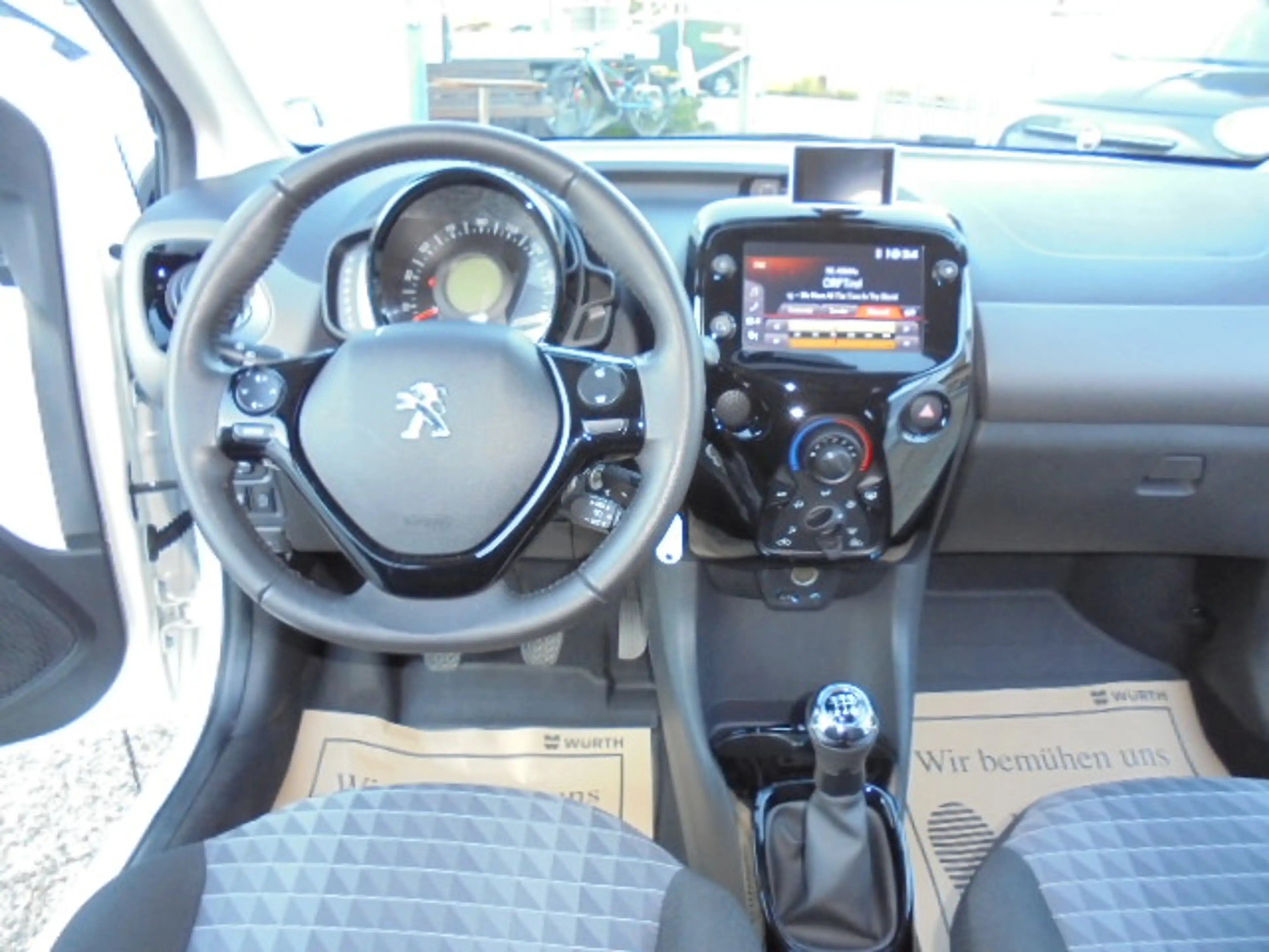Peugeot 108 108 1,0 VTi 72 Allure Allure — photo 11