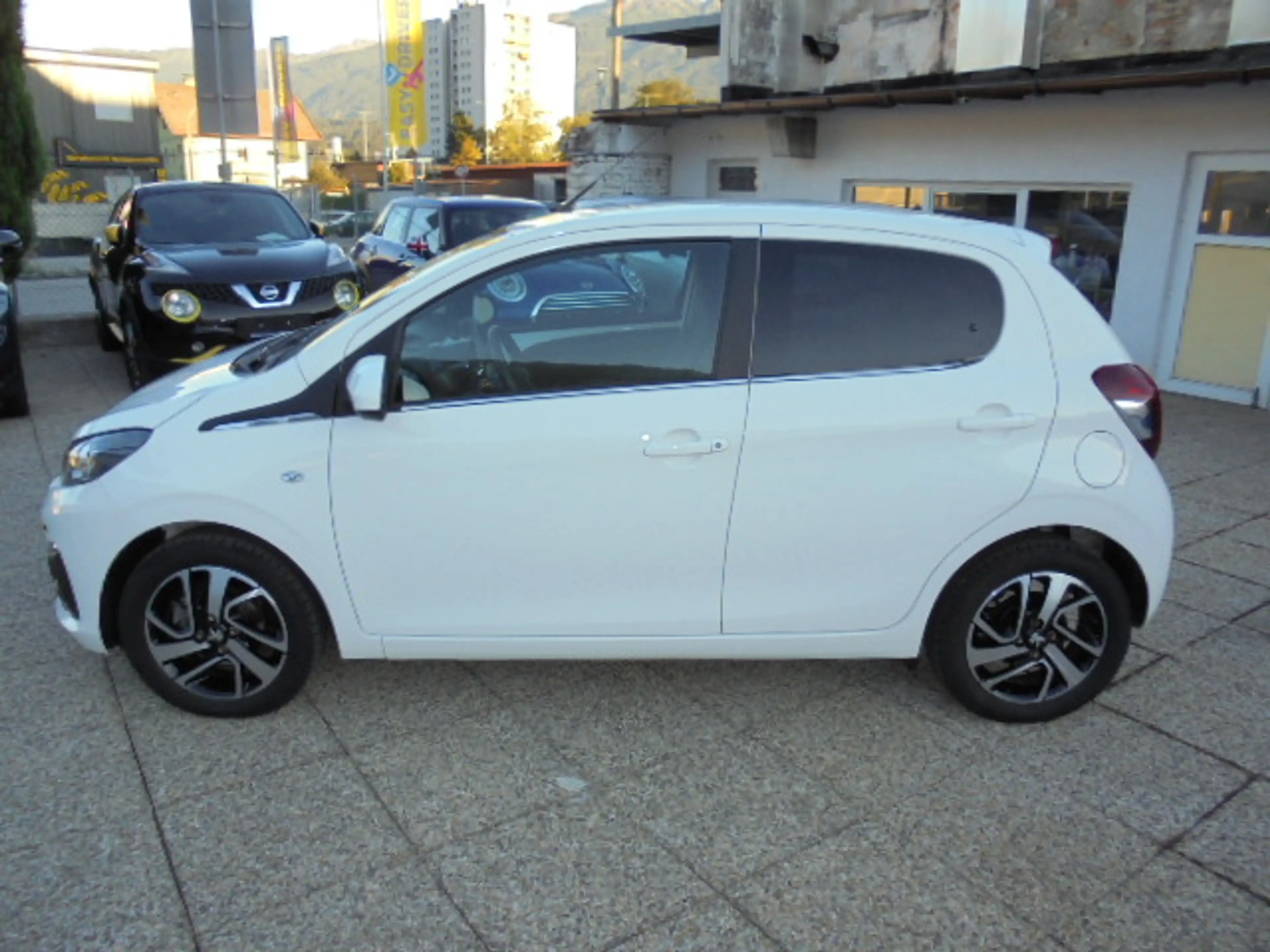 Peugeot 108 108 1,0 VTi 72 Allure Allure — photo 3