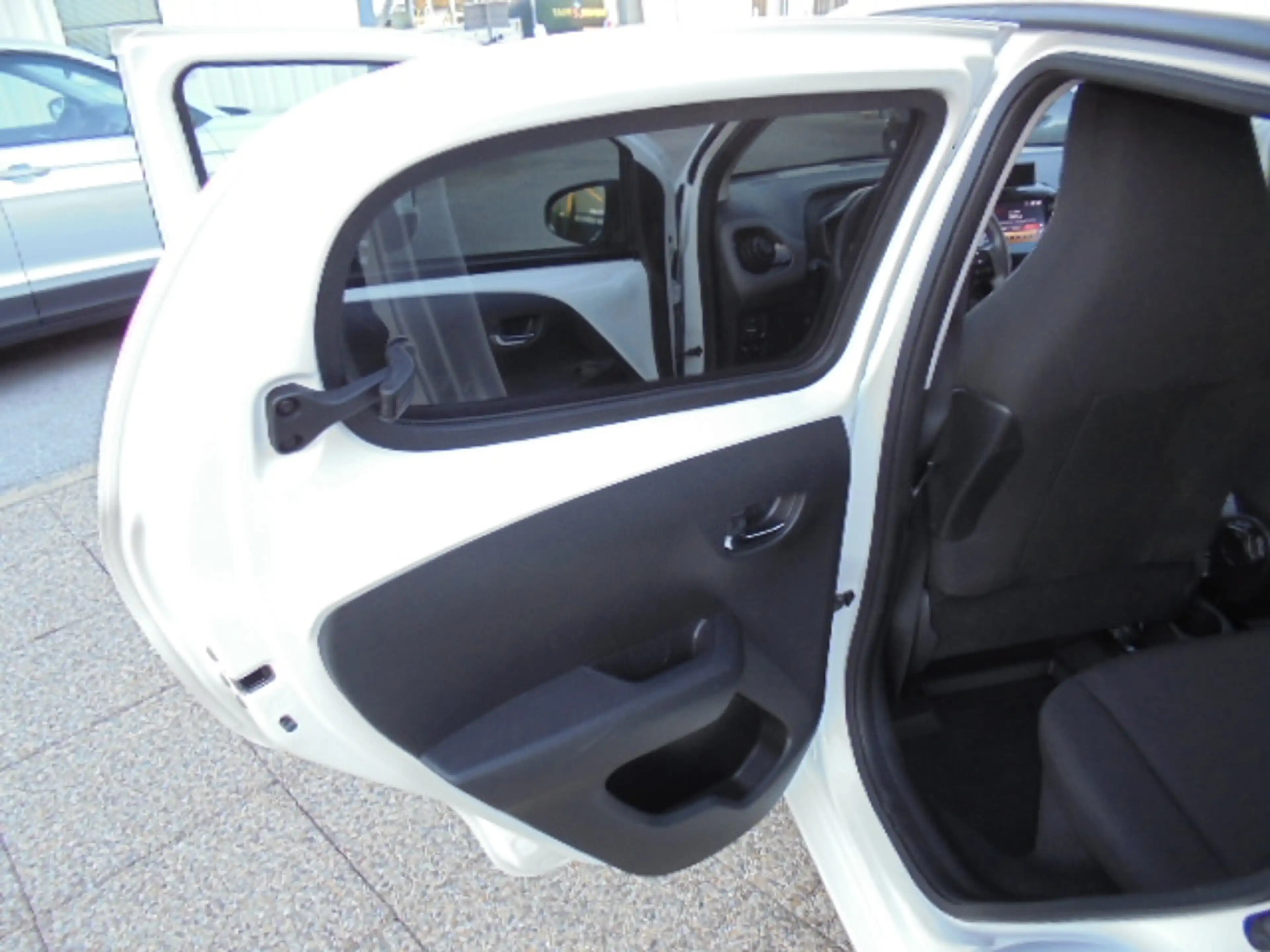Peugeot 108 108 1,0 VTi 72 Allure Allure — photo 14