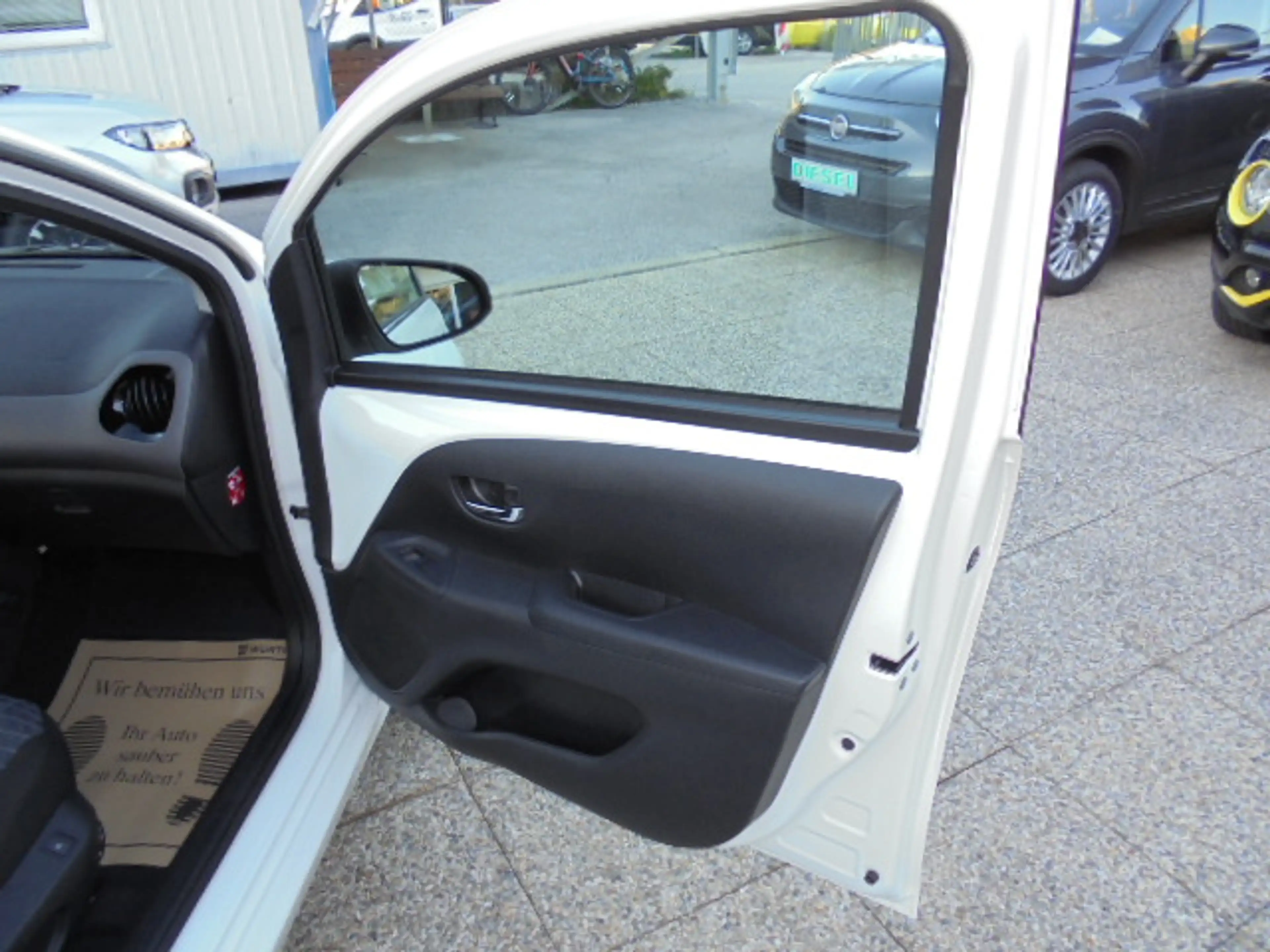 Peugeot 108 108 1,0 VTi 72 Allure Allure — photo 15