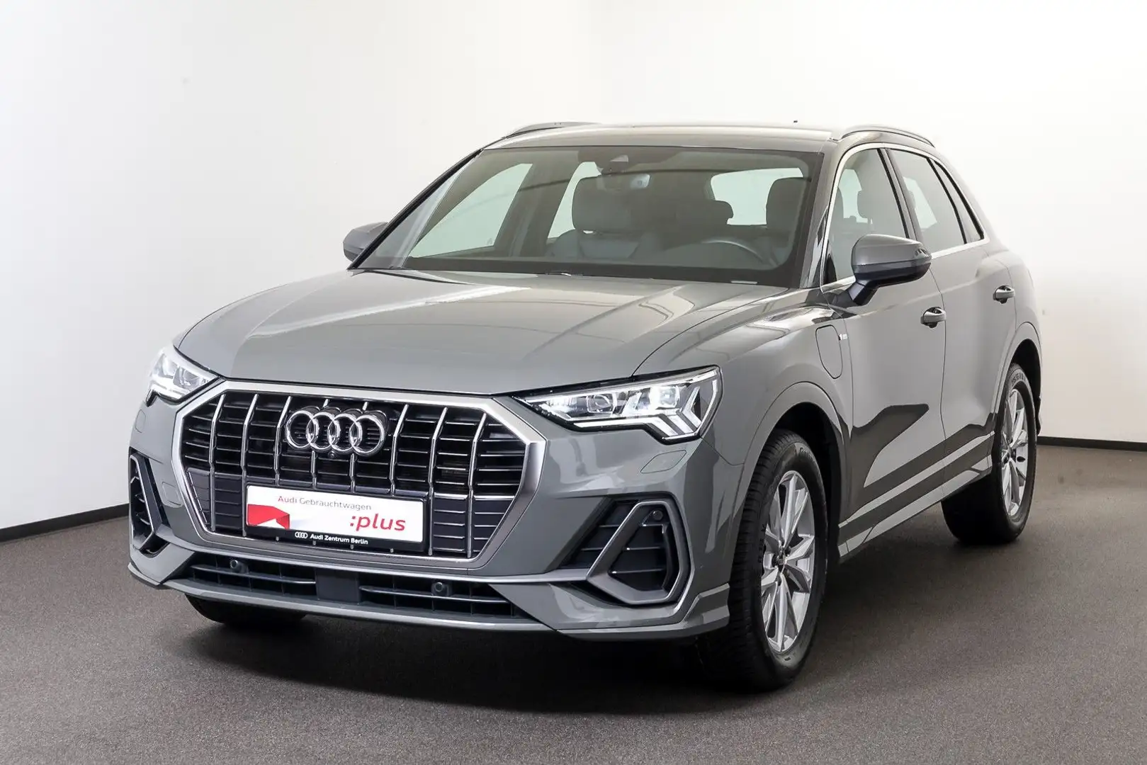 Audi Q3 S line 45 TFSI e S tr. MATRIX 360°K SONOS Grau - 2