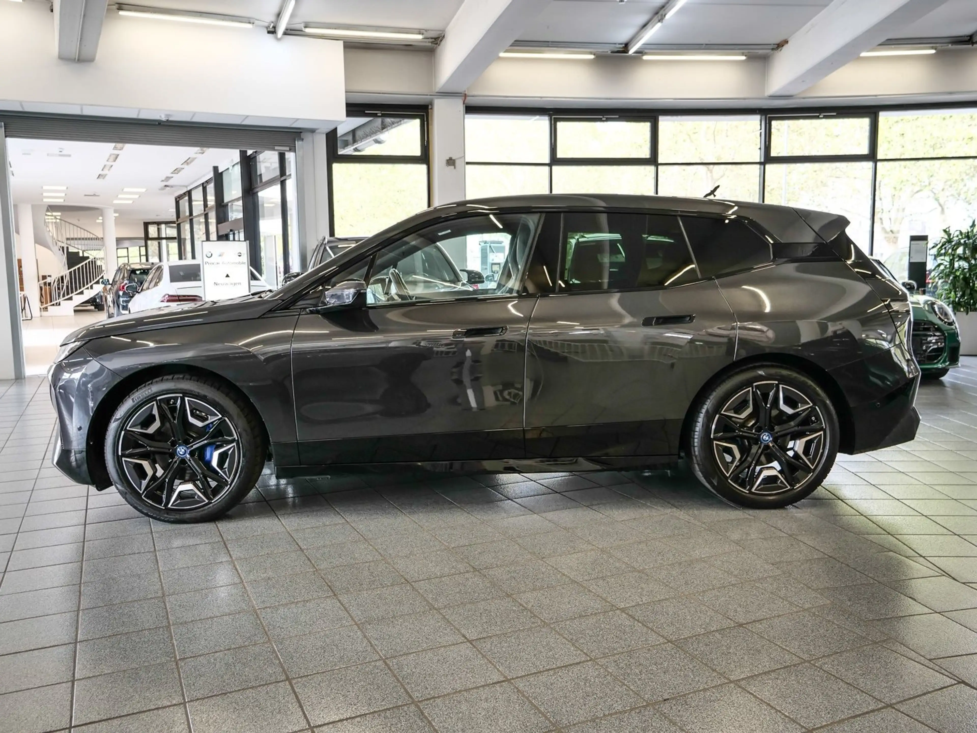 BMW iX xDrive40 M-Sport Aut Nav Laser h&k Drive+Park Komf — photo 4