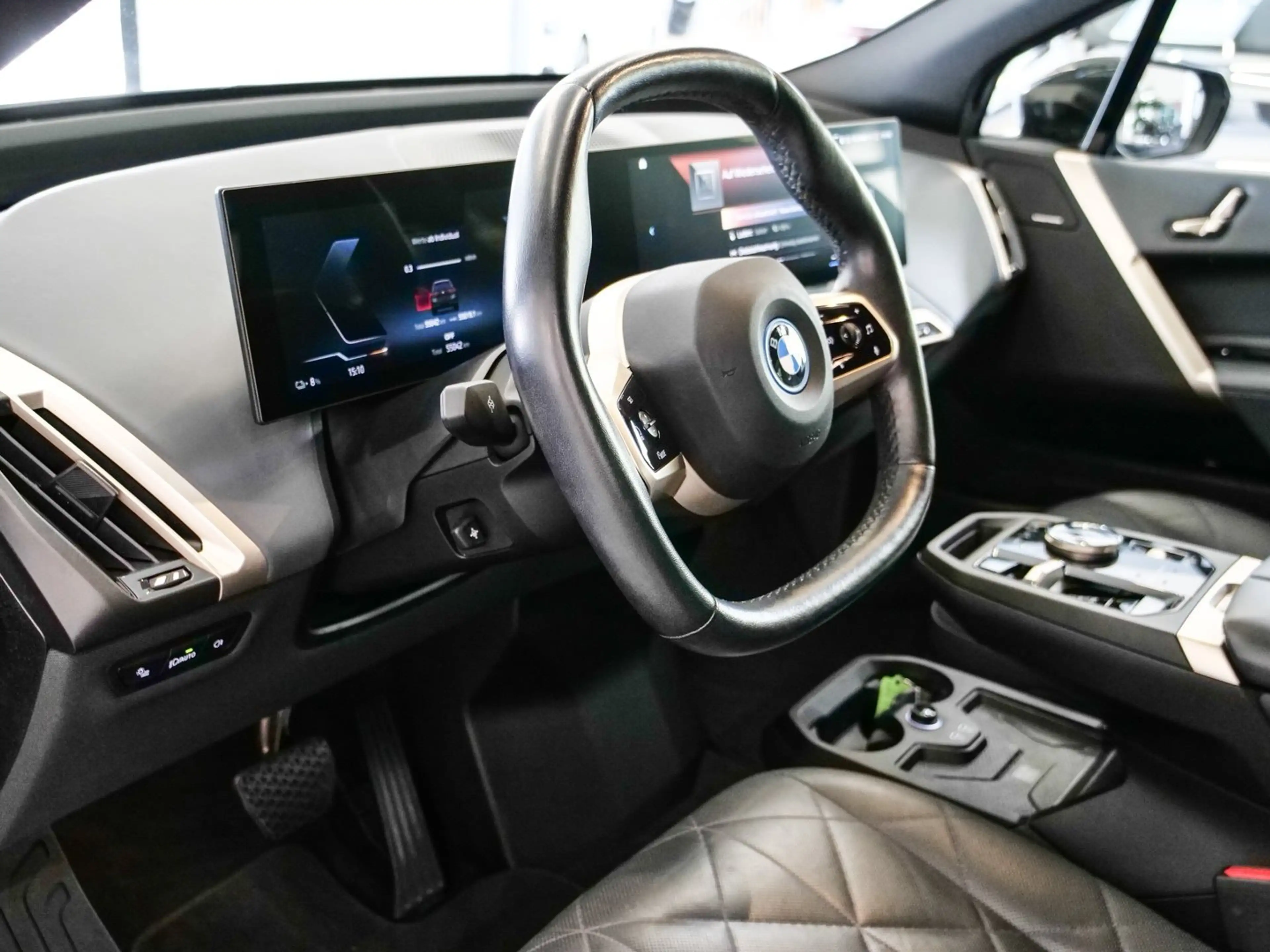 BMW iX xDrive40 M-Sport Aut Nav Laser h&k Drive+Park Komf — photo 9