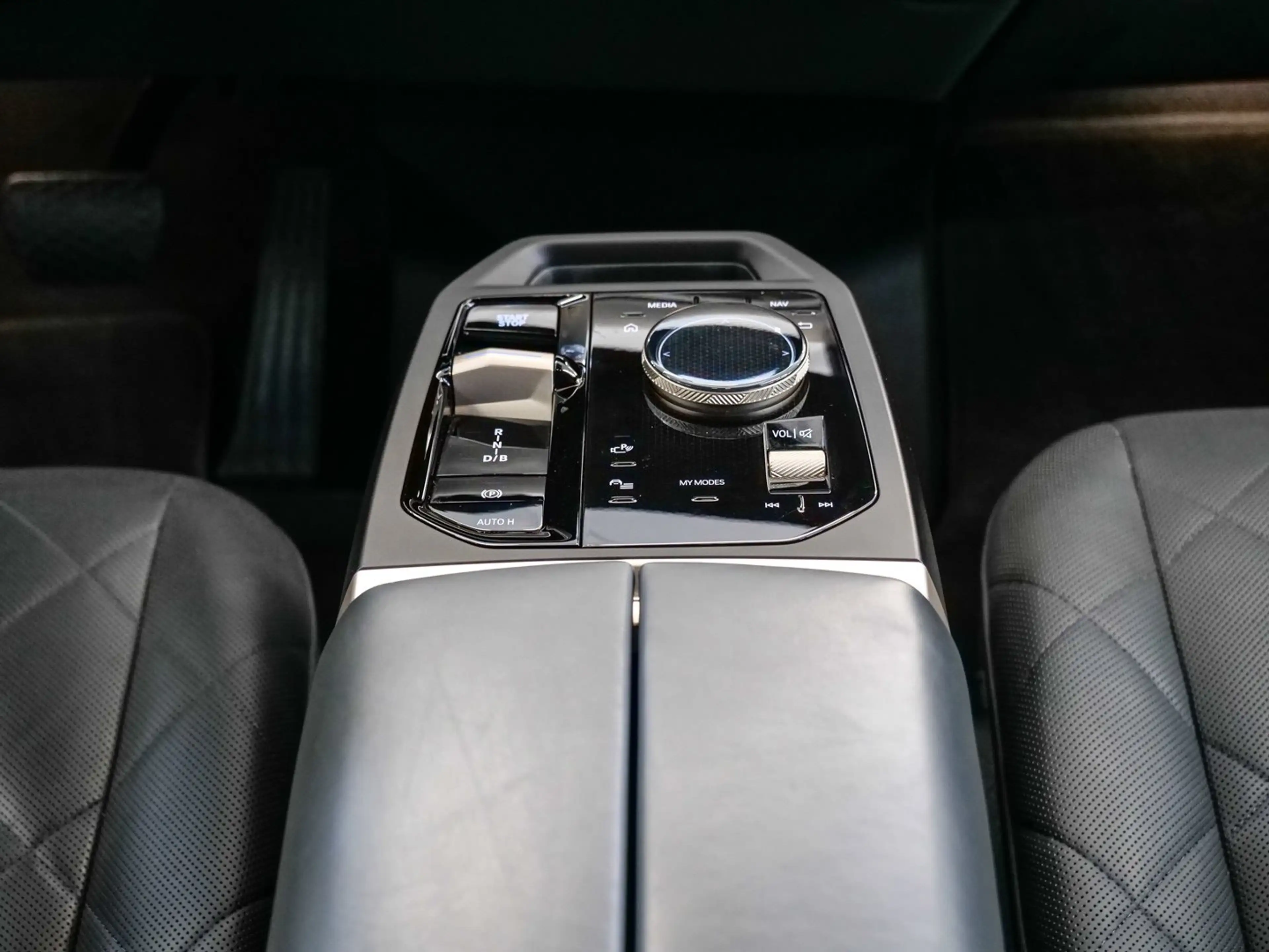 BMW iX xDrive40 M-Sport Aut Nav Laser h&k Drive+Park Komf — photo 15