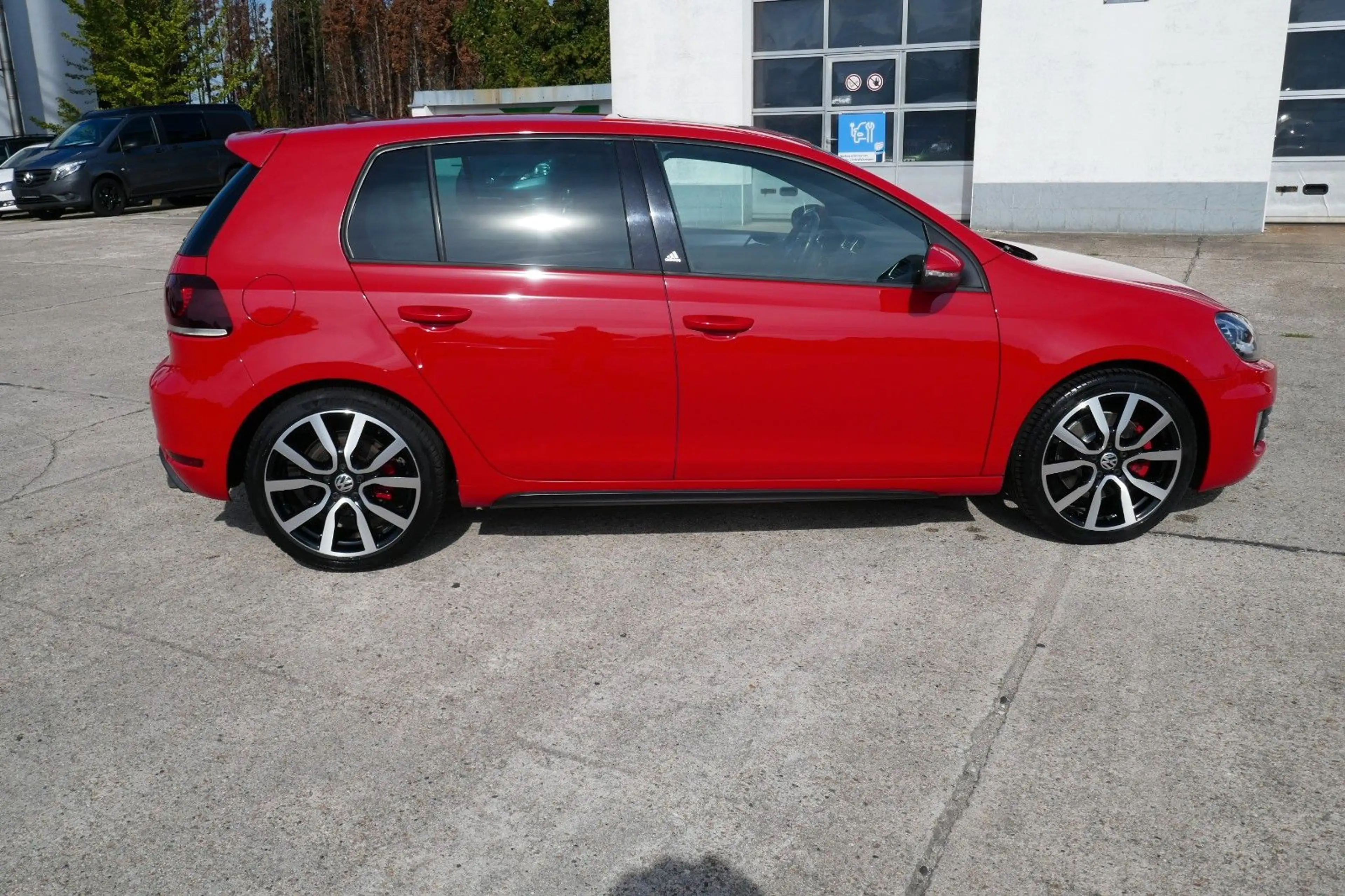 Volkswagen Golf VI GTI adidas Schiebedach/Navi/Alarm — photo 2