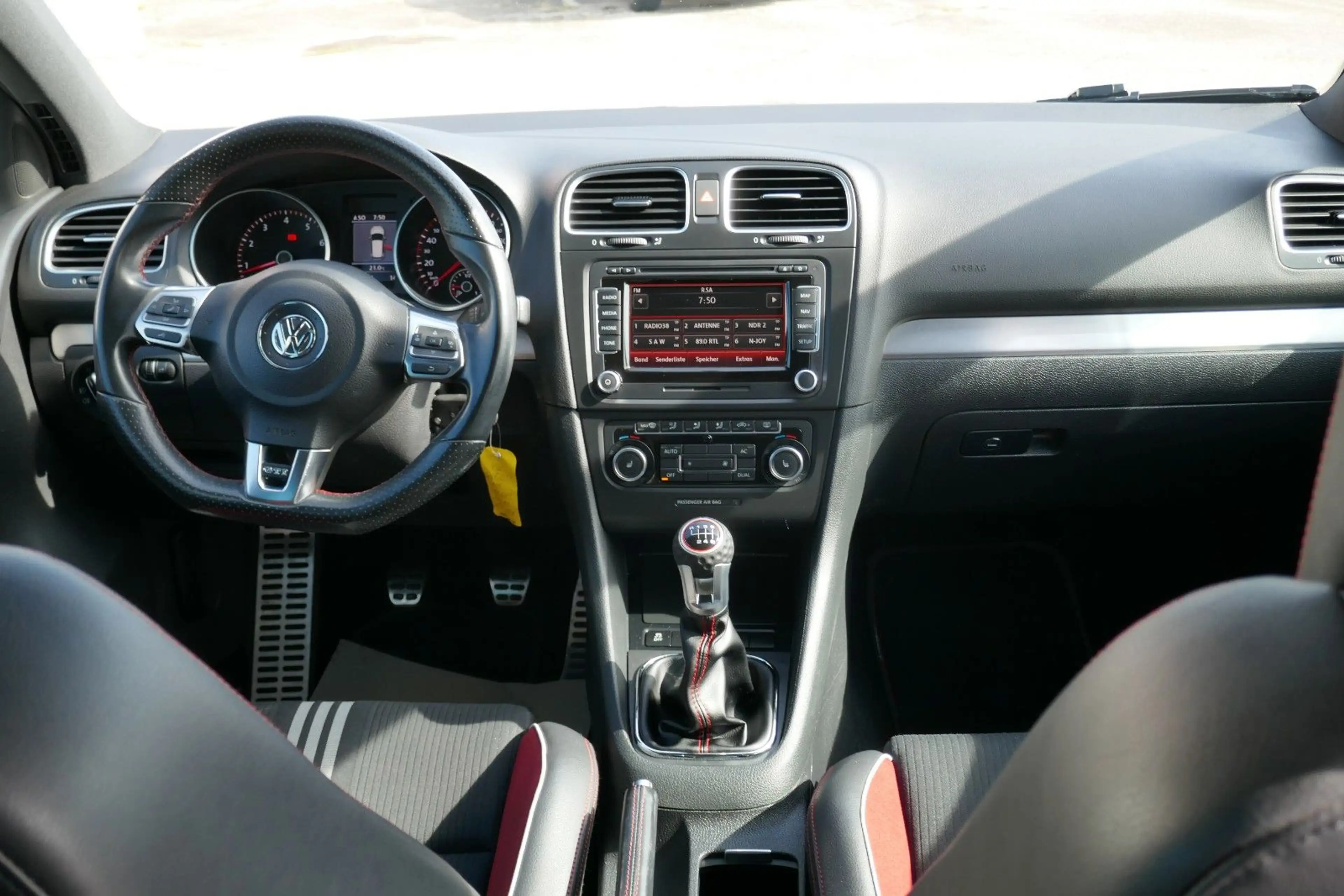 Volkswagen Golf VI GTI adidas Schiebedach/Navi/Alarm — photo 10