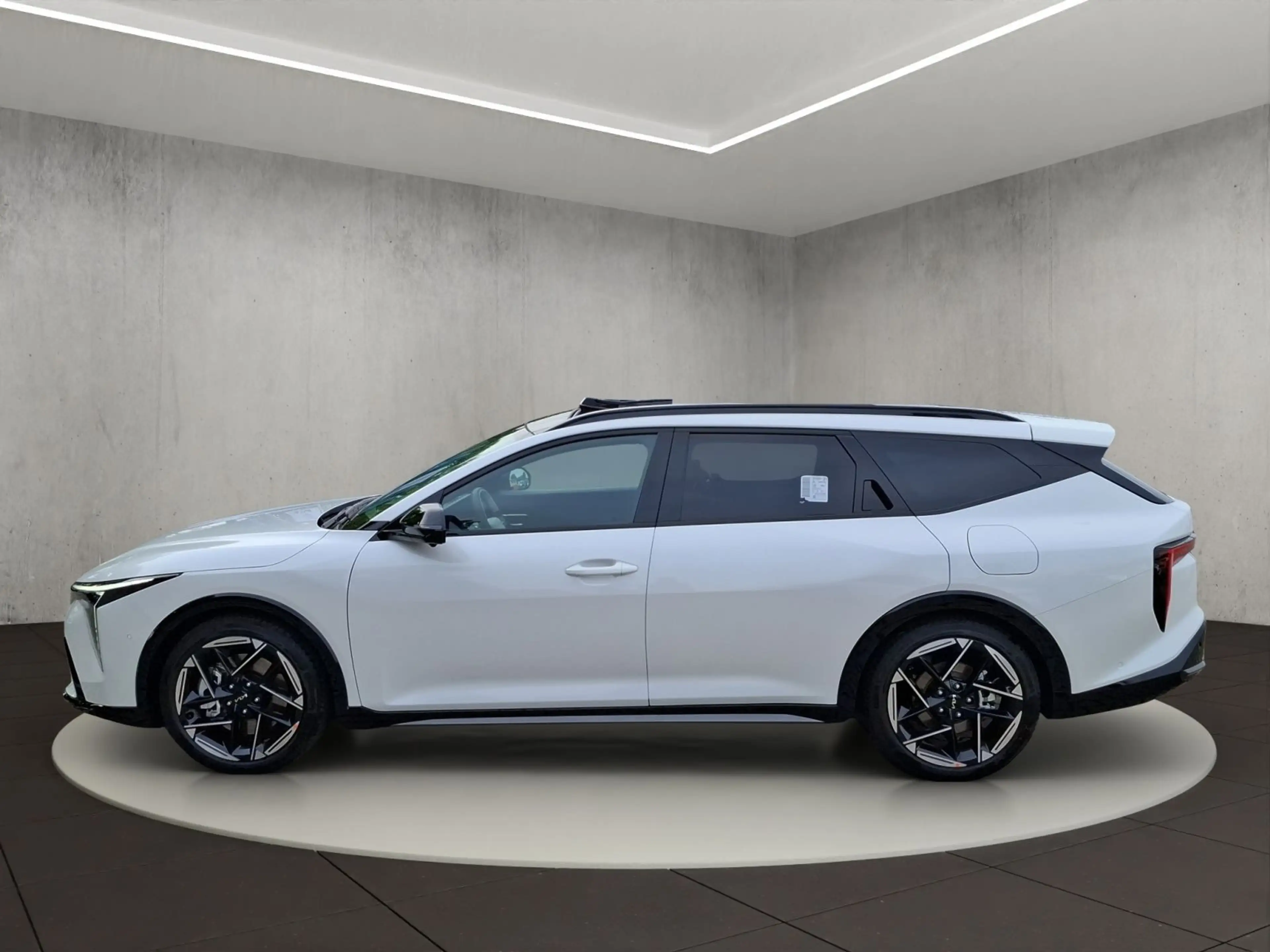 Kia K4 SW 1.6T 180 DCT GTL DWP+ SZ — photo 2