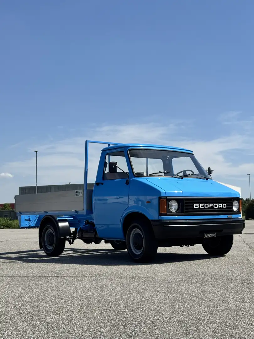 Bedford CF2 CF270d Blau - 1