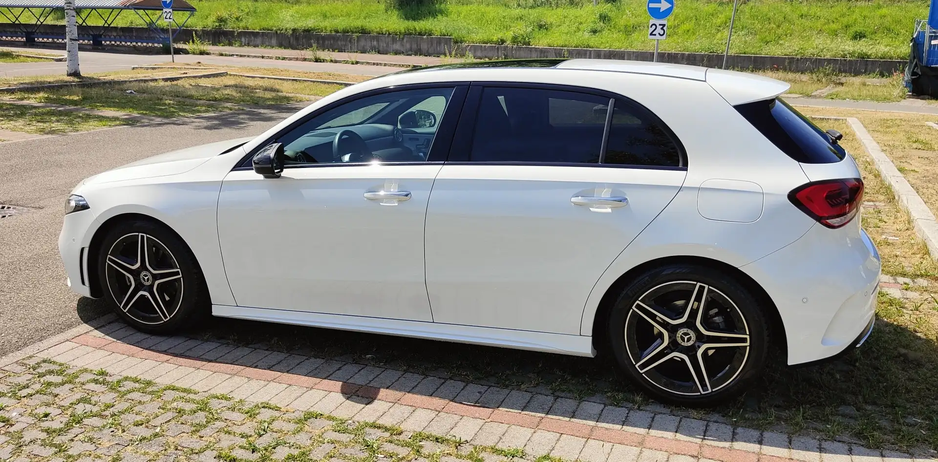 Mercedes-Benz A 180 d Premium + Luxury pack night edition Bianco - 2