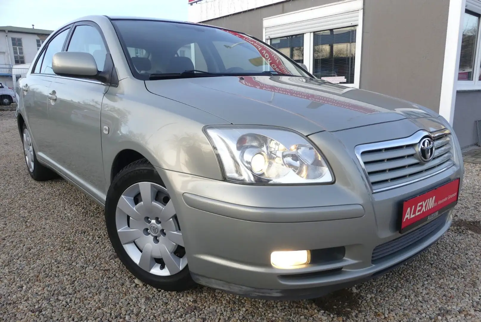 Toyota Avensis 1.8 Sol Liftback/Klimaautomatik/8xBereif Grau - 2