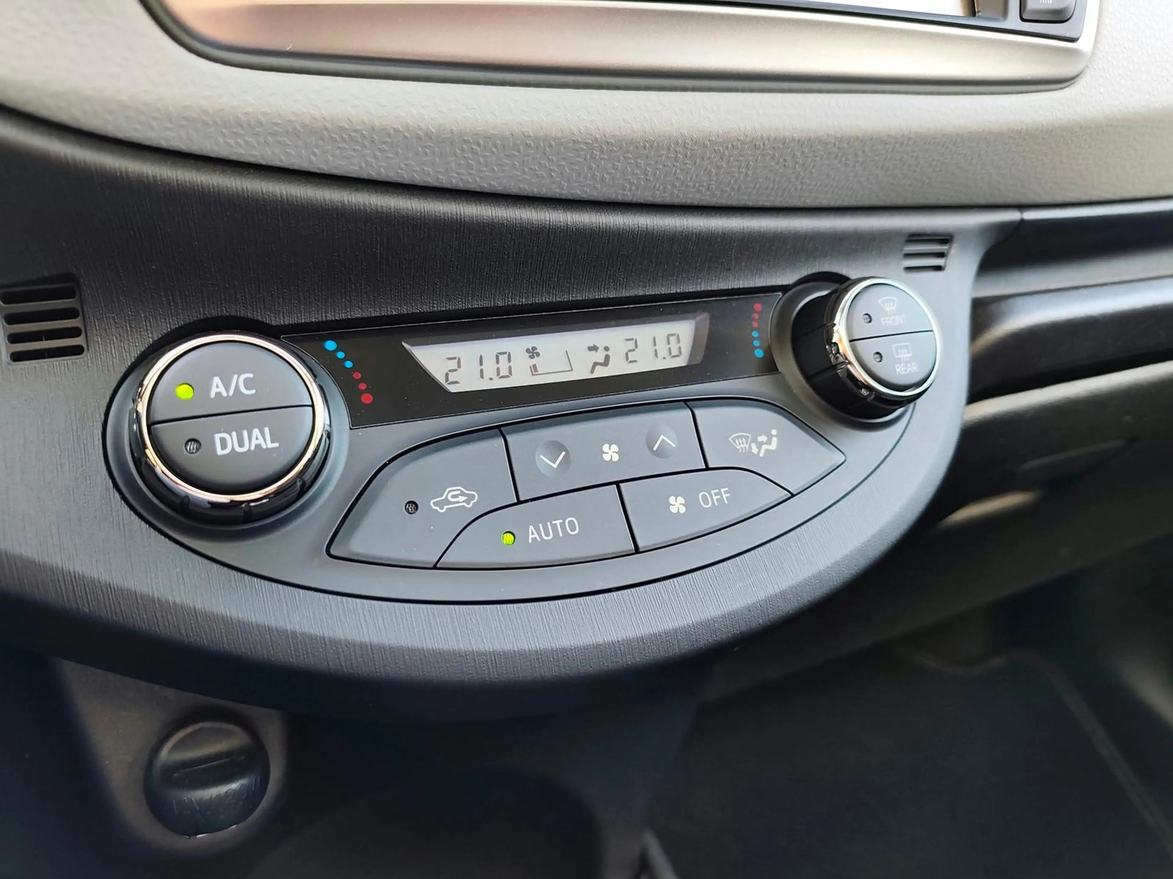 Toyota Yaris 1.5 Hybrid Club Kamera Pano — photo 12
