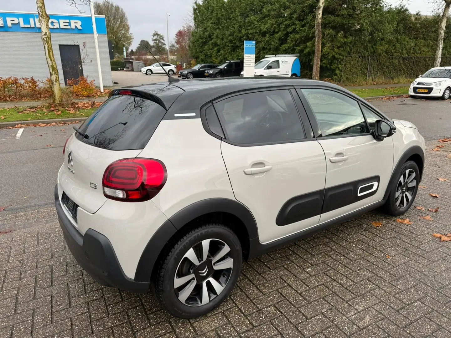 Citroen C3 1.2 PureTech Feel, Navi, 12 mnd Garantie Beige - 2