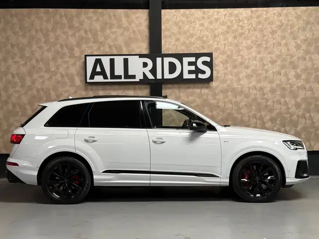Audi Q7 view 10