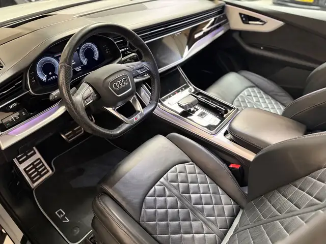 Audi Q7 view 13